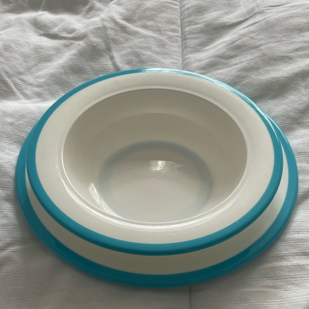 Vintage OXO child’s 2pc melmacware w/blue rubber grippy edges. EUC!